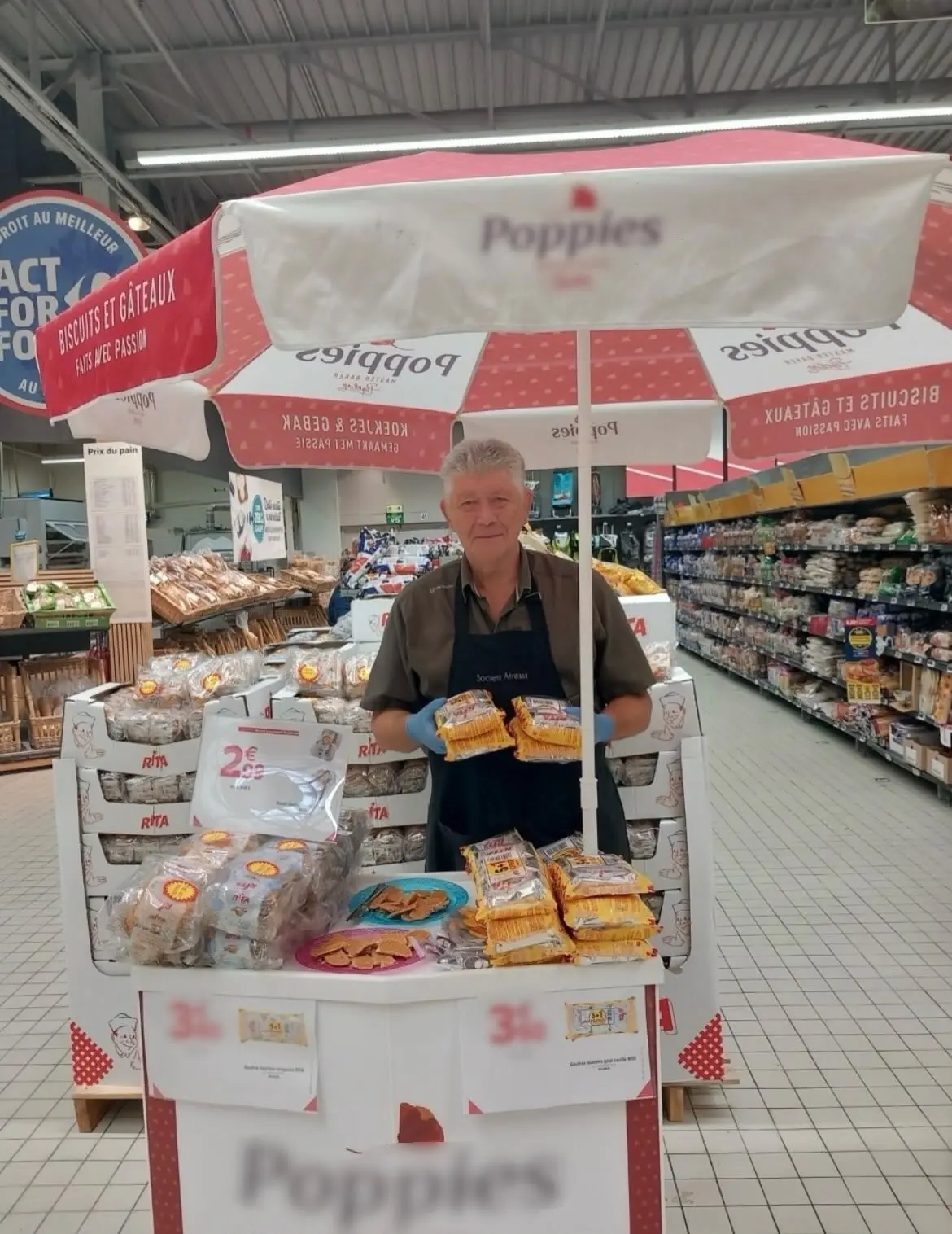 Animateur ATRESSS présentant des produits en magasin