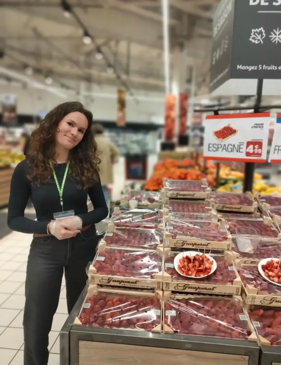 Animatrice ATRESSS présentant des fruits rouges aux consommateurs