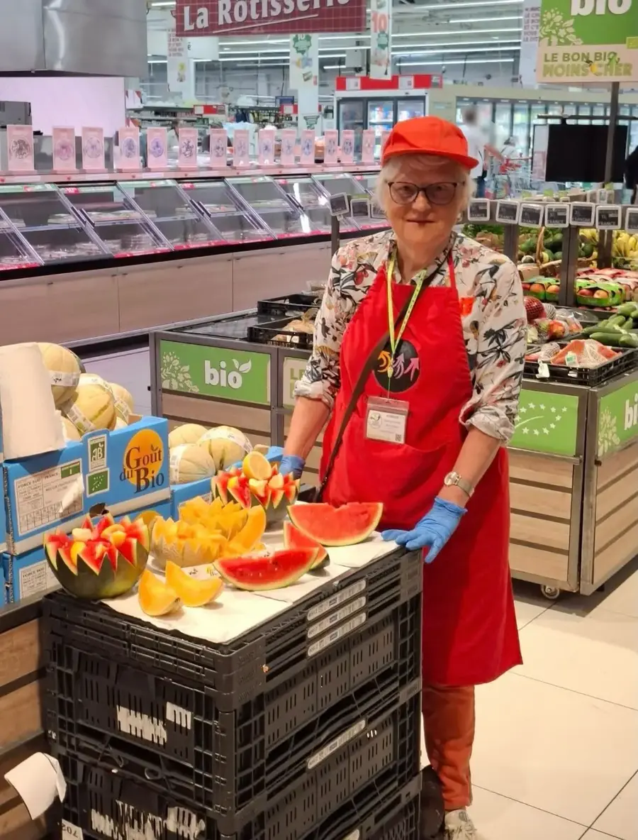 Animatrice ATRESSS proposant une dégustation de melon en magasin