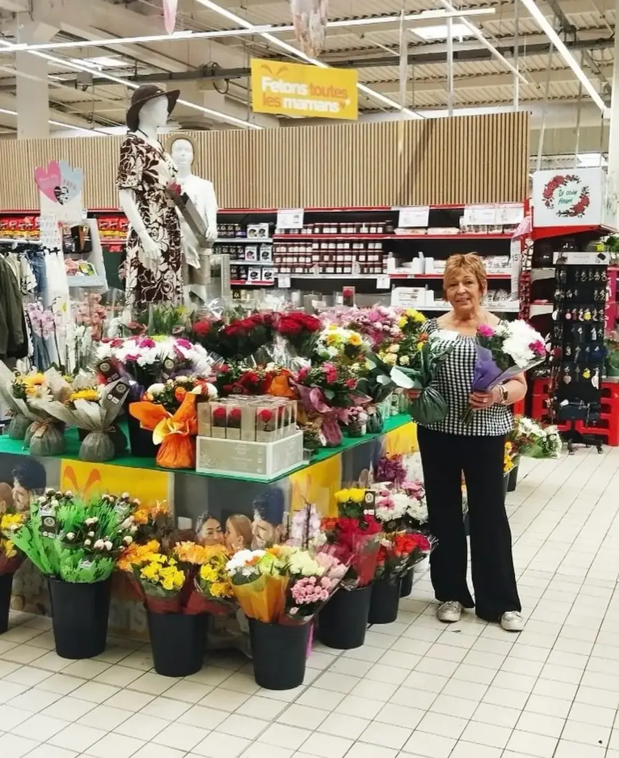 Animatrice ATRESSS valorisant le rayon fleurs d’une enseigne