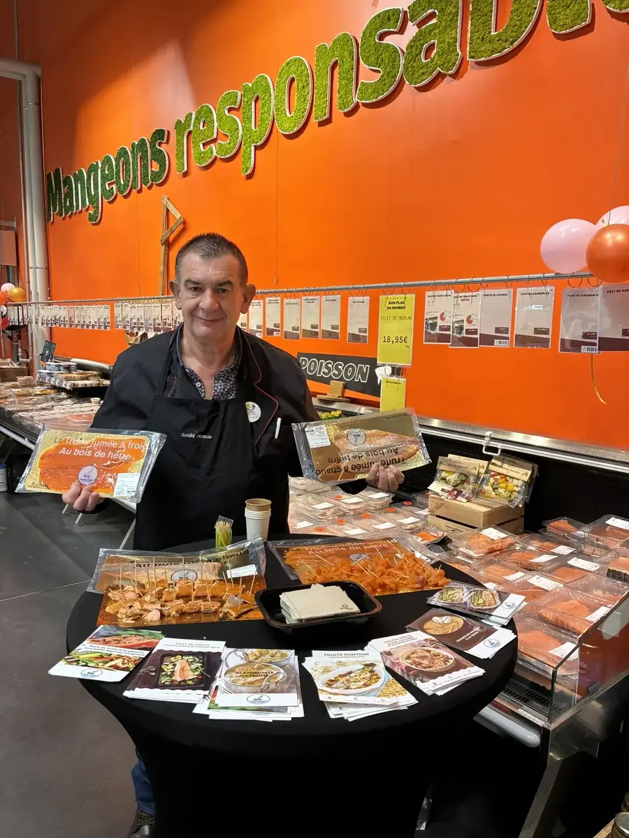 Animateur ATRESSS présentant une gamme de saumon aux consommateurs