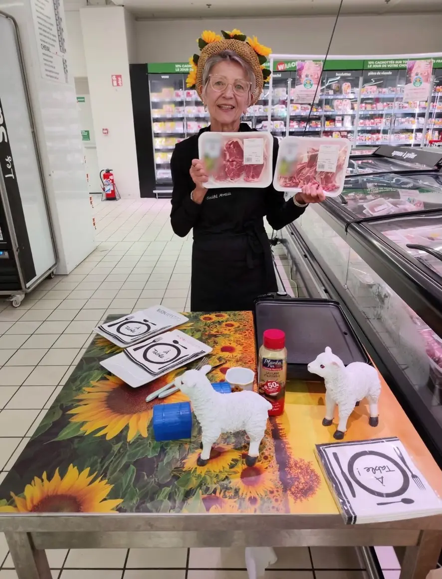 Animatrice présentant des produits de boucherie